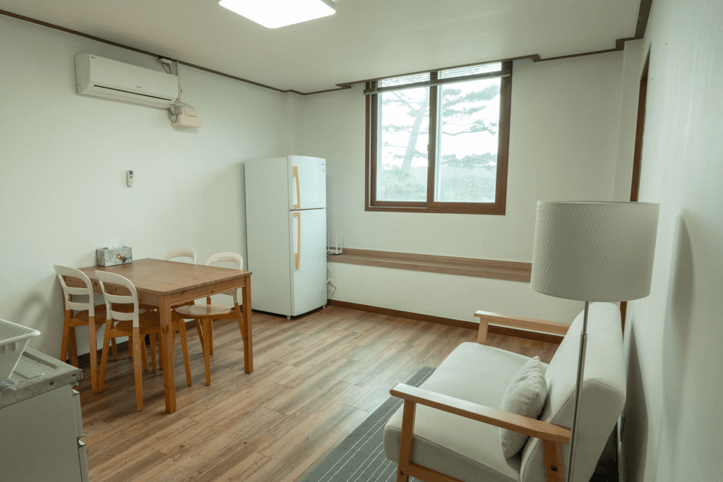 북스테이 투룸 거실겸주방 3